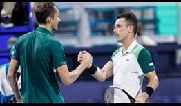 Daniil Medvedev y Roberto Bautista Agut luego del triunfo del español en cuartos de final del Miami Open presentado por Itaú 2021.