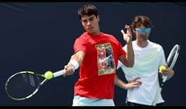 Carlos Alcaraz y Juan Carlos Ferrero durante una práctica en el Miami Open presentado por Itaú 2023.