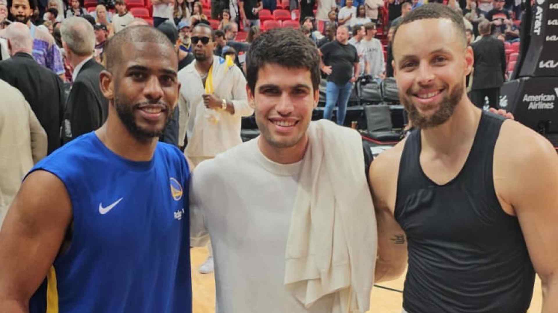 Carlos Alcaraz con Stephen Curry y Chris Paul en el Kaseya Center de Miami