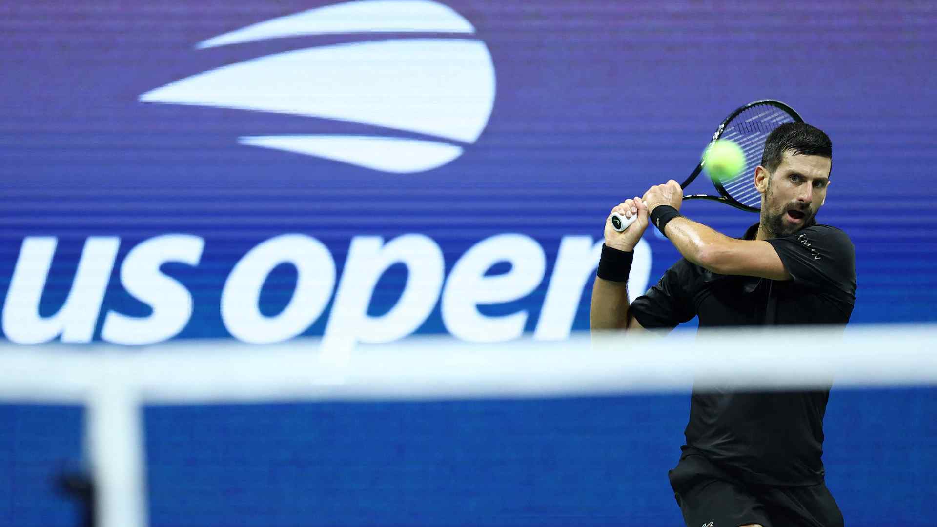 Novak Djokovic en acción este martes en su duelo de cuartos en el US Open 2025.