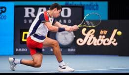 Carlos Alcaraz debutó con triunfo ante Daniel Evans en Viena y jugará ante Andy Murray en segunda ronda.