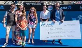 Alison Lee, Vicepresidenta Ejecutiva del Grupo Internacional ATP y Alistair Macdonald, director del torneo de Sídney, entregan un cheque de 15.000$ a CSJ leMoNaiD.