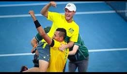 Nick Kyrgios y el capitán Lleyton Hewitt celebran el pase de Australia a semifinales de Copa Davis.