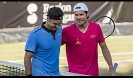 Federer-Haas-Stuttgart-2017-Wednesday-Embrace2