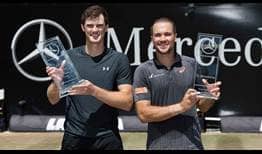 Murray-Soares-Stuttgart-2017-Doubles-Final-Trophy
