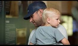 Andy Roddick visita el Salón Internacional de la Fama del Tenis junto a su hijo, Hank.