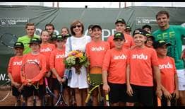Carmen Iohannis, the First Lady of Romania, joins former World No. 5 Tommy Robredo, two-time champ Adrian Ungur and a group of lucky fans at Kids Day at the Sibiu Open.
