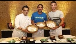 Marcos Baghdatis y el #NextGenATP Borna Coric cocinaron los típicos dumplings de China con el prestigioso chef Nelson Ong en Chengdu.  