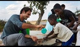 Roger Federer comparte tiempo con niños durante un viaje a Malawi en 2015.