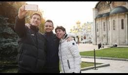 Pablo Carreño Busta, el entrenador César Fabregas y Carla Suárez Navarro disfrutan su visita a la Catedral Square de Moscú.