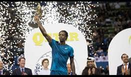 Gael Monfils levanta el trofeo de campeón en el Qatar ExxonMobil Open de Doha.