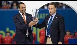 El directo del Qatar ExxonMobil Open, Karim Alami, recibe el galardón a Mejor Torneo del Año 2017 en categoría 250 de manos del Supervisor ATP Lars Graff.