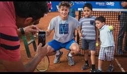 La figura #NextGenATP noruega Casper Ruud conoce a jóvenes aficionados durante un clinic con niños en el Ecuador Open.