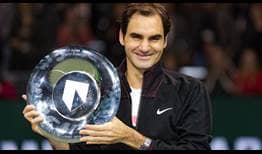 Roger Federer posa con su tercer trofeo de campeón del ABN AMRO World Tennis Tournament (2005, 2012, 2018).