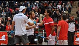 Jan-Lennard Struff y Tim Puetz saludan en la red a Feliciano López y Marc López este sábado en Valencia.