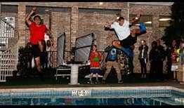 Philipp Oswald y Max Mirnyi celebraron su título de Houston con el tradicional salto a la piscina.