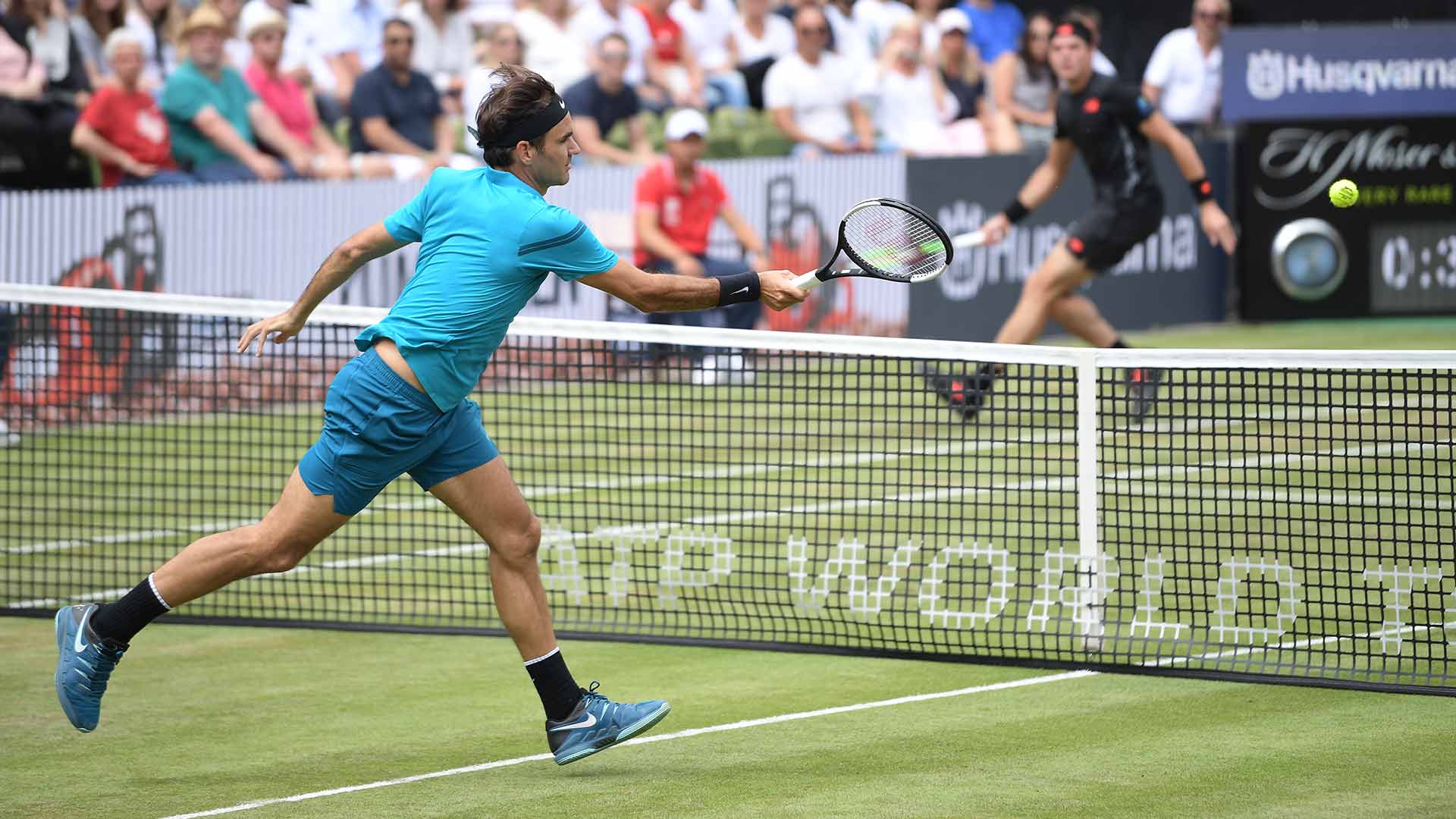 Roger Federer defeats Milos Raonic in straight sets at the MercedesCup to earn his 18th grass-court trophy.
