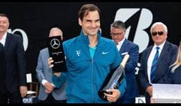 Roger Federer sostiene el título de campeón en la MercedesCup2018 de Stuttgart.