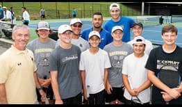 Nick Kyrgios y John Isner posan junto al equipo masculino de tenis del instituto Rockmart Yellow Jackets en Atlanta.