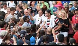 El cuatro veces campeón John Isner es aclamado por los aficionados de Georgia tras avanzar en el BB&T Atlanta Open.