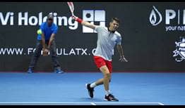 Dominic Thiem avanzó a semifinales del St. Petersburg Open al superar al último ruso en liza, Daniil Medvedev.