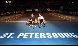 Matteo Berrettini y Fabio Fognini posan con los trofeos de campeones del St. Petersburg Open 2018.