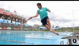 Pablo Cuevas se divierte en la piscina antes de competir en el Córdoba Open de Argentina.