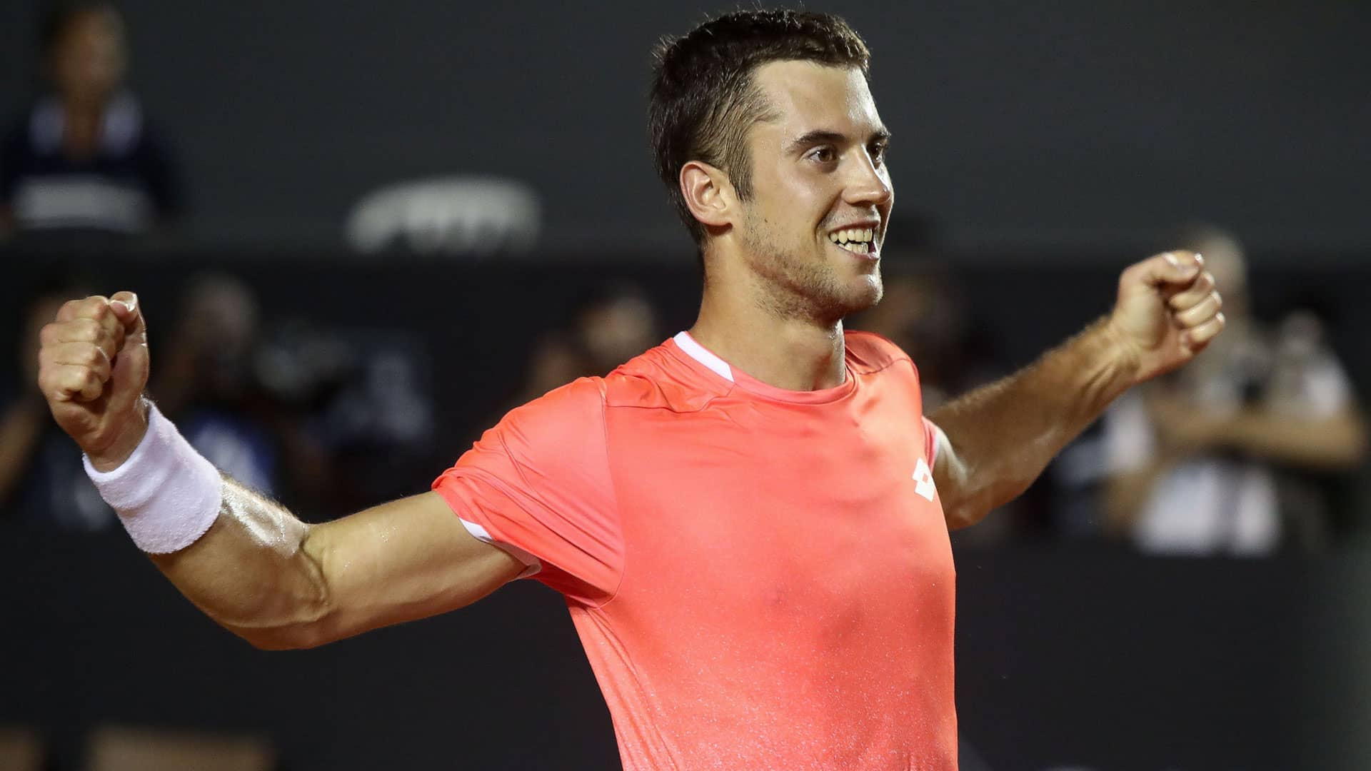 Laslo Djere celebra en Río la conquista de su primer título en el ATP Tour.