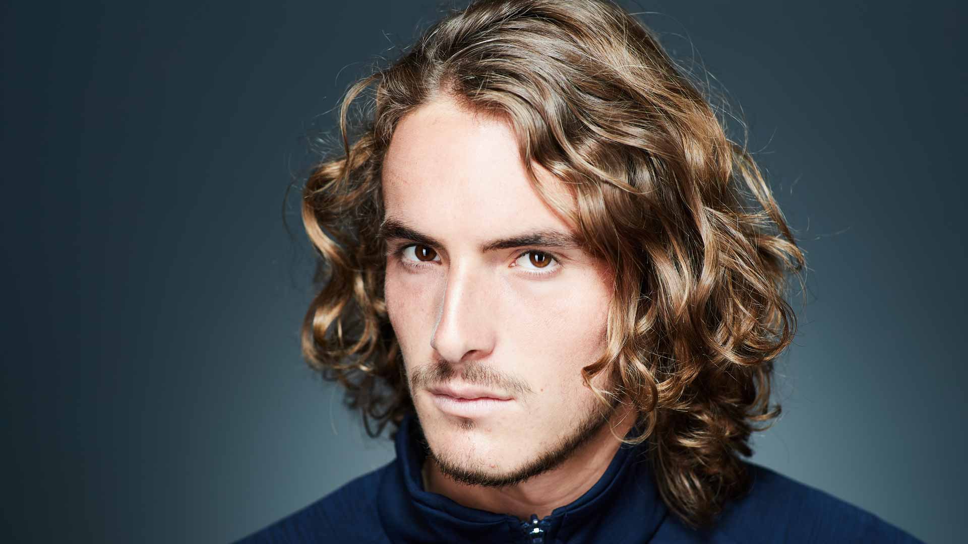 <a href='https://www.atptour.com/en/players/stefanos-tsitsipas/te51/overview'>Stefanos Tsitsipas</a> at the 2019 ATP Tour photoshoot.