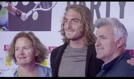 El primer cabeza de serie Stefanos Tsitsipas disfruta en la fiesta de jugadores del Millennium Estoril Open.