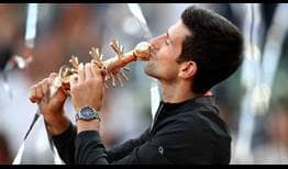 Novak Djokovic mejora a 3-0 su record en finales en el Mutua Madrid Open luego de vencer a Stefanos Tsitsipas para ser campeón este domingo.