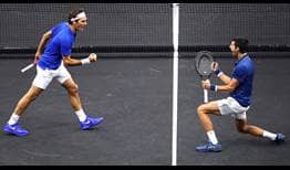Novak Djokovic y Roger Federer celebran una victoria para el Equipo Europeo ante Kevin Anderson y Jack Sock en la Laver Cup 2018.