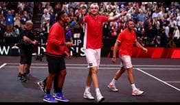 El Equipo Mundial celebra la victoria de John Isner y Jack Sock sobre Roger Federer y Alexander Zverev en la Laver Cup 2018.