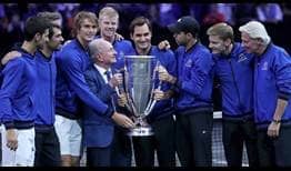 El Equipo Europa posa junto a Rod Laver y el trofeo tras vencer en la Laver Cup 2018 en Chicago.