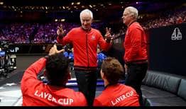 John McEnroe, capitán del Equipo Mundial, habla con sus jugadores durante el Día 1 de la Laver Cup 2018 en Chicago.
