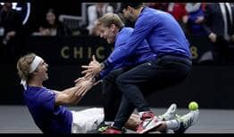 Momento de victoria: Alexander Zverev celebra con David Goffin y Grigor Dimitrov tras conseguir el punto definitivo para el Equipo Europeo en la Laver Cup 2018.
