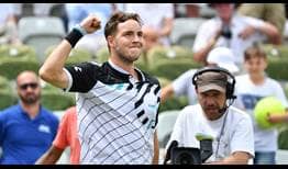 Jan-Lennard Struff celebra su victoria ante Lucas Pouille para avanzar a las semifinales de Stuttgart.