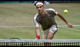 federer-halle-2019-thursday-forehand-at-net