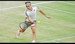 Roger Federer llega a récord de 66-7 en Halle tras batir a Roberto Bautista Agut en cuartos de final.