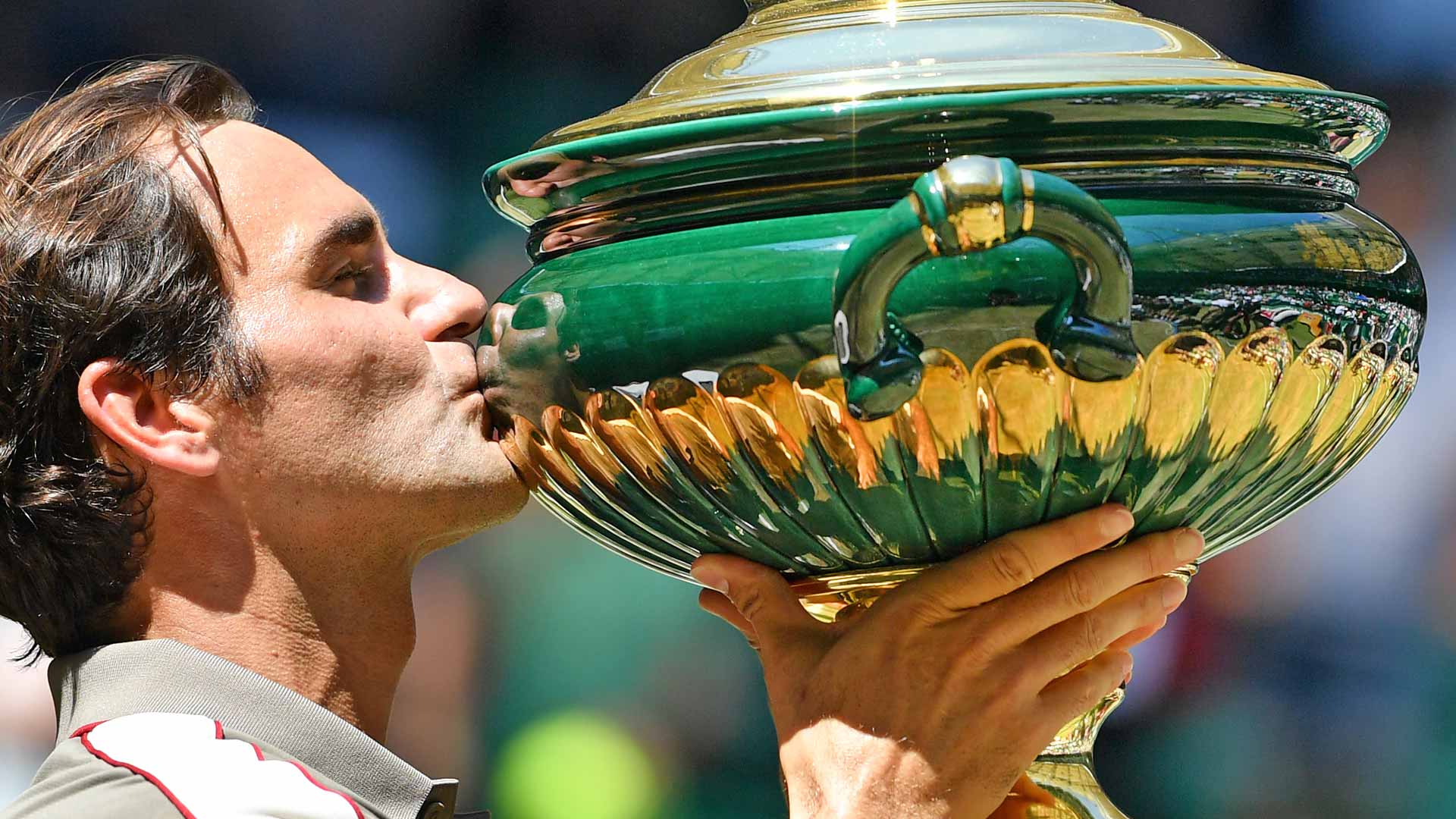 Roger Federer celebrates his 10th Halle trophy