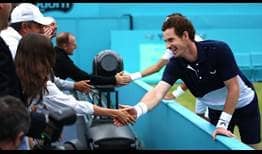 Andy Murray celebra luego de ganar el título de dobles del Fever-Tree Championships.