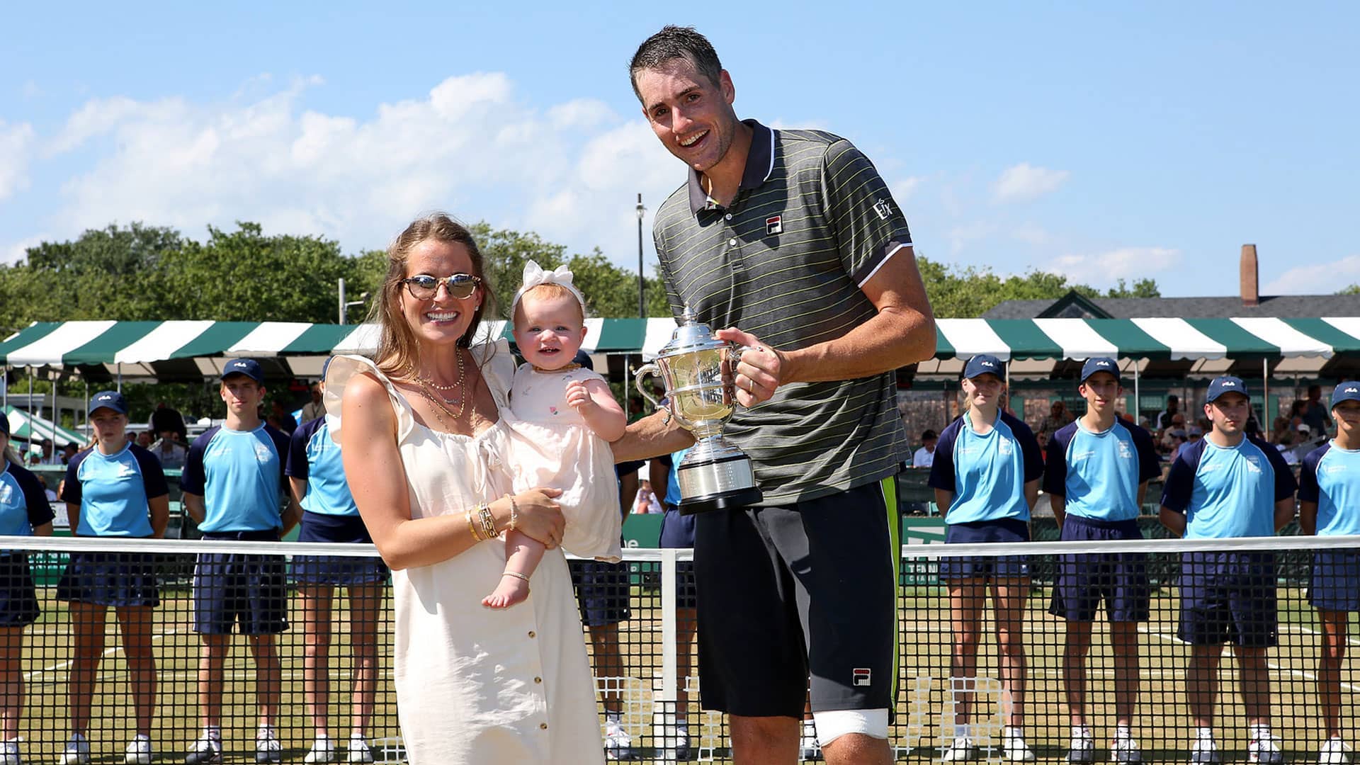 Isner celebrates with his family at Newport 2019