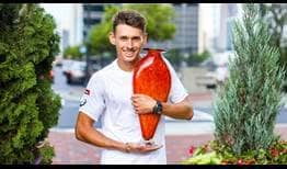 El australiano Alex de Miñaur posa con el trofeo de campeón del BB&T Atlanta Open 2019.