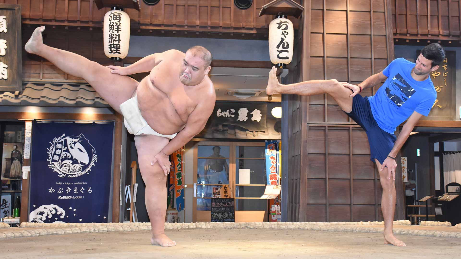 Первая ракетка мира в противостоянии с борцом сумо (ВИДЕО)