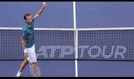 Daniil Medvedev salvó cinco puntos de set en el primer parcial ante Vasek Pospisil este jueves en Shanghái.