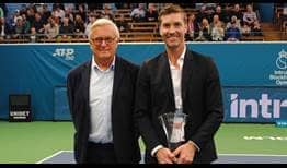 El supervisor ATP Thomas Karlberg entrega a Simon Aspelin, Director del Intrum Stockholm Open, al Premio a Mejor Torneo ATP 250 del Año.