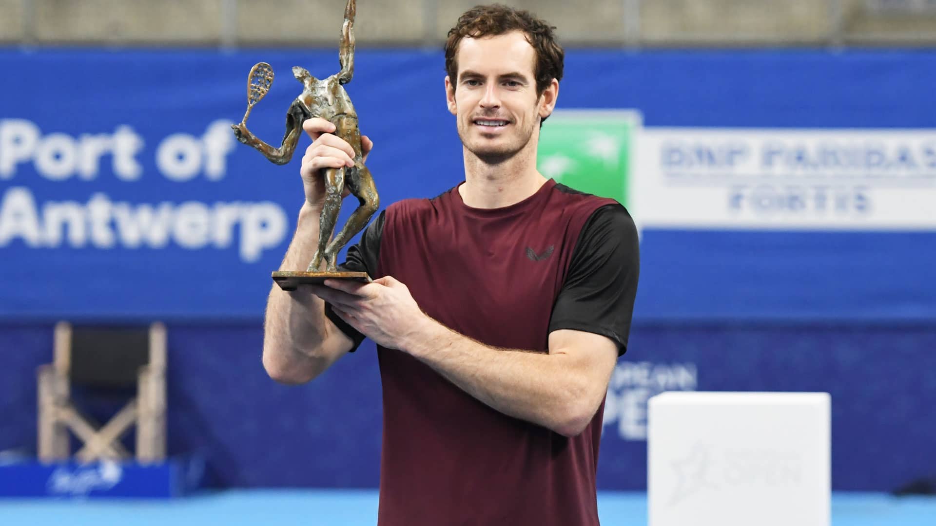 Andy Murray holds the Antwerp 2019 trophy