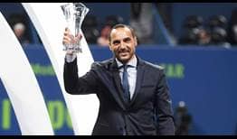 El director del torneo Qatar ExxonMobil Open, Karim Alami, acepta el premio ATP al Torneo del año en la categoría 250.