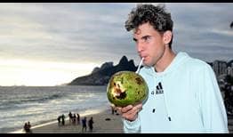 Dominic Thiem bene de un coco en su visita al Arpoador antes del Rio Open presented by Claro 2020.
