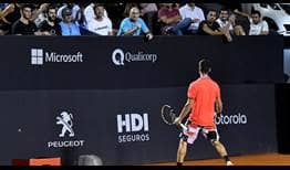 Carlos Alcaraz celebra un punto con su banquillo en su partido de segunda ronda del Rio Open presented by Claro.